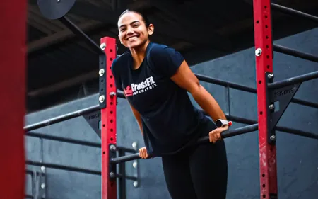 Ana Gabriela em apoio na barra do rig de CrossFit